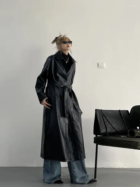 Trench da donna Primavera Autunno Extra lungo impermeabile nero morbido cappotto in pelle PU per donna cintura lunghezza pavimento cappotto di lusso 2024