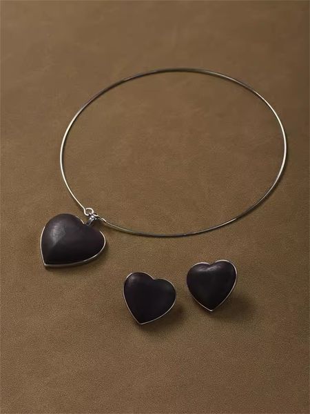 Collana con colletto a forma di cuore a forma di cuore in legno di sandalo francese retrò per donna Catena di clavicola con ciondolo d'amore di fascia alta dal design di nicchia di lusso leggero