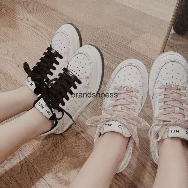 2023 Frühjahr/Sommer Chaneles Wind Lace Up Brief Echtes Leder Panda Schuhe Board Schuhe Damen Internet Rot Vielseitige Sportschuhe mit flachem Mund