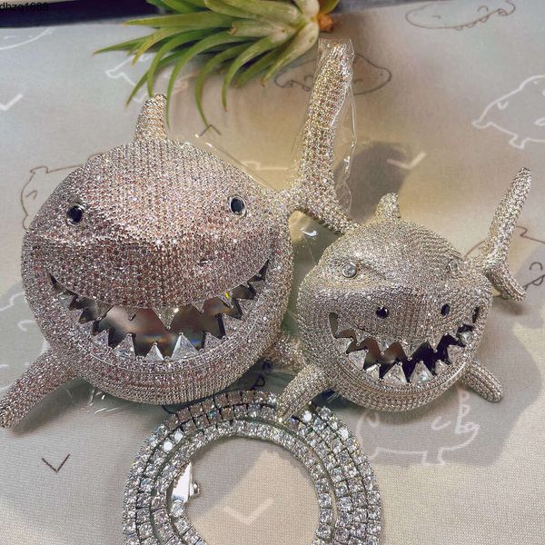 Kubanische Hip-Hop-Kette voller CZ-Tier-Accessoires. Toller übergroßer Iced Out White Shark-Anhänger mit kubanischer Gliederkette