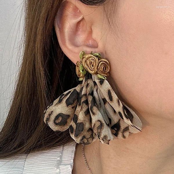 Baumelnde Ohrringe 2024 Französische elegante mehrfarbige feste Blume böhmische Leopardenmuster handgefertigter Stoffschmuck Damengeschenk Großhandel
