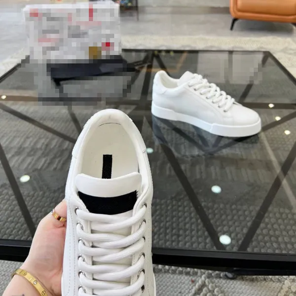 2024 nova plataforma de luxo quente homens sapato designer sapatos de couro tênis puro branco rendas casuais sapato esportivo treinadores de couro real jogging tênis