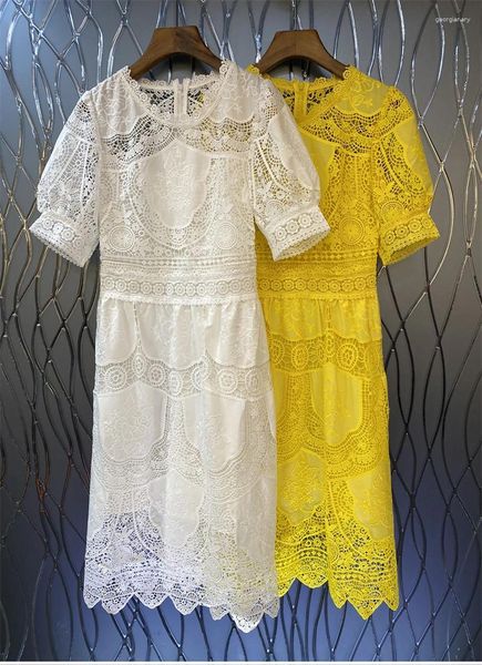 Abiti da festa Abito in cotone di alta qualità 2024 Stile moda estivo Donna O-Collo Allover Scava fuori Ricamo Manica corta Bianco Giallo