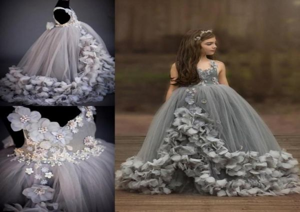 Gümüş Gri 2018 Küçük Kızlar Pageant Elbiseleri Yeni Mütevazı Ruffles Puffy Etek Mücevher Tam Uzunluk 3D Çiçek Çiçek Kız Elbise WE2665431