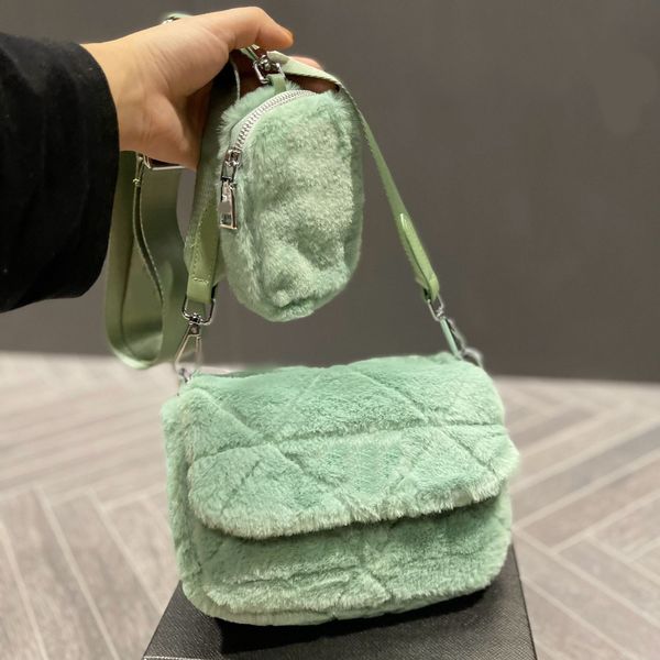 Moda Tasarımcı Prakers Çevre Dostu Kürk Koltuklu Çanta İki Bir Crossbody Lüks Tasarımcı Kadın Peluş Çantalar Eyer Çantası Lüks Çanta Üçgen Rozeti Omuz Çantası