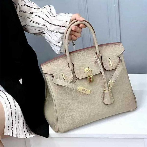 70 % Factory-Outlet-Rabatt. Lychee-gemusterte Oberschicht-Rindsledertasche aus echtem Leder für Damen im Angebot