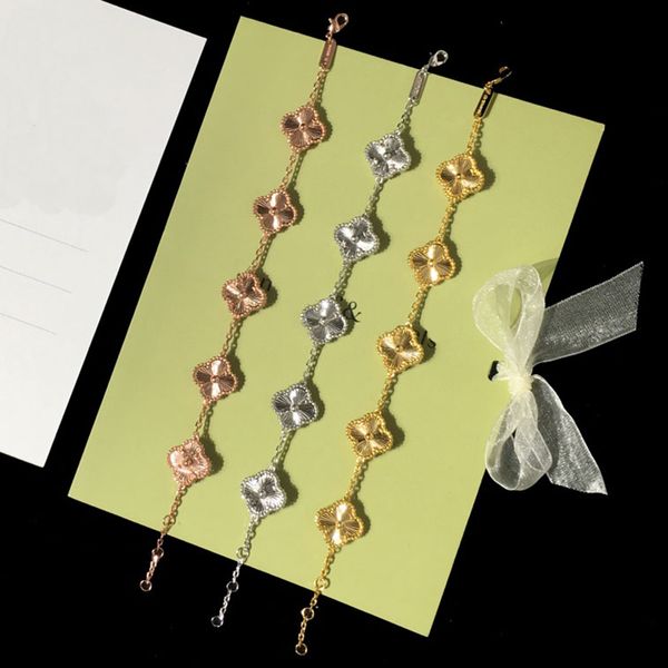 Modisches und luxuriöses Kleeblatt-Armband der Marke, klassisches Fünf-Blumen-Charm-Armband für Damen, hochwertiges Designer-Armband aus galvanisiertem 18-Karat-Gold aus Edelstahl