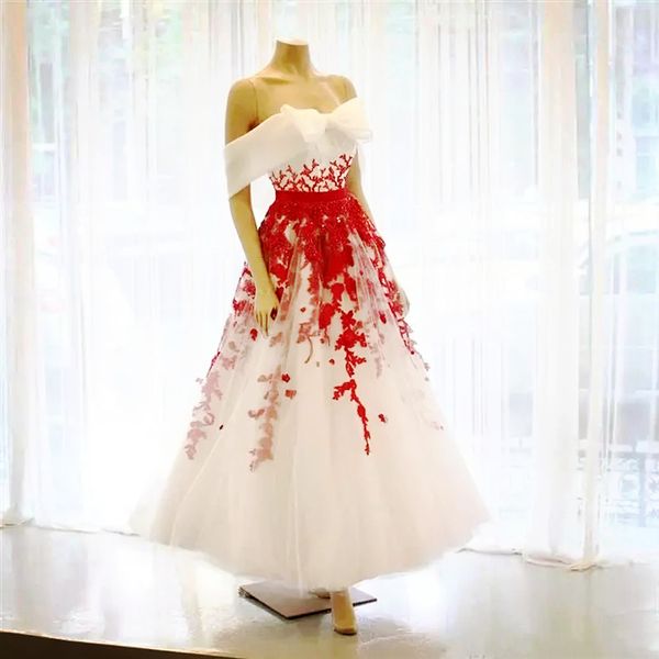 Knöchellange Vintage-Brautkleider in A-Linie, weiß und rot, schulterfreie Brautkleider, Spitzenapplikationen, Perlen, lange Brautempfangskleider mit Schleife vorne