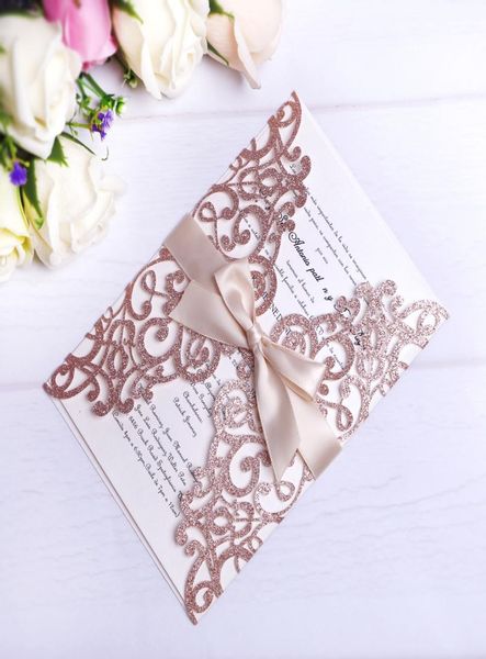 Cartões de convites cortados a laser com glitter em ouro rosado com fitas bege para casamento, chá de panela, noivado, aniversário, graduação 5808512