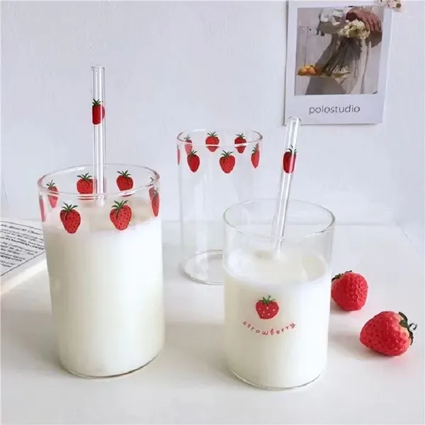 Bicchieri da vino 300ml Fragola Vetro carino Trasparente Tazze da caffè Latte Studente Bevande fredde resistenti al calore senza set da cocktail con cannuccia