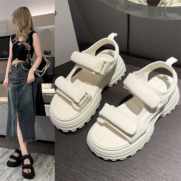 Trendy dicke Soled Solary Last Casual Flip Flop Sandalen für Frauen Sommer Sandalen Frauen Schwamm Kuchen Sportstudenten Sandles Heels 240228