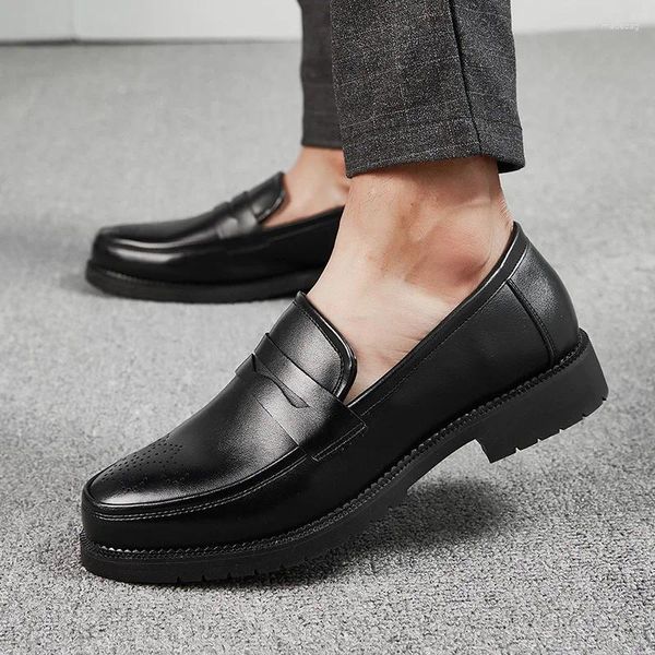 Sıradan Ayakkabılar İlkbahar ve Sonbahar Siyah Loafers Erkekler Slip-On Oyma Deri Moda İş Tasarımcısı