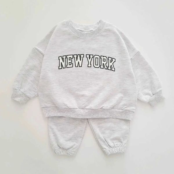 Giyim Setleri INS Boys New York Sweatshirt Jogger Pants Seti 2023 Sonbahar Yeni Kız Kız Kıyafetleri Toddler Hoodie ve Pantolon 2 PCS OUTFITL2401L2402