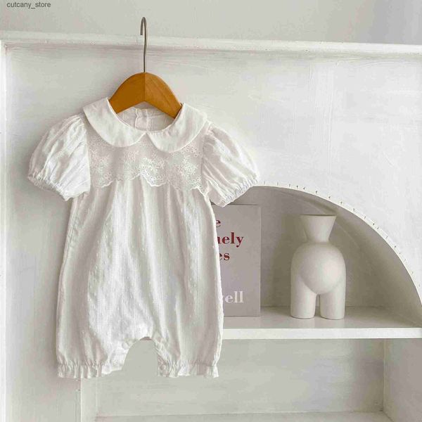 Overalls Frühling Sommer Spitze Floral Drehen Unten Kragen Baby Strampler Kurzarm Puff Hülse Taste Lose Beiläufige Weiß Kinder Strampler L240307