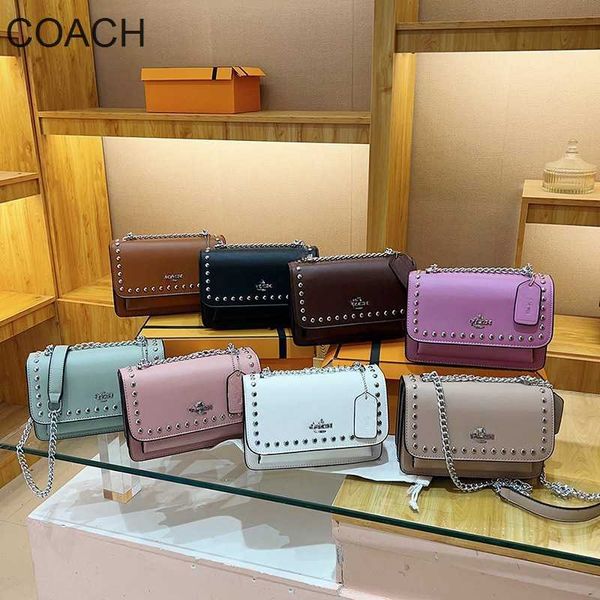 Fabrika Toptan Perakende Tasarımcı Çanta Kadın Çanta Yeni Moda Perçin Kırmızı Doku ile Çok Seyirci Kare Bir Omuz Crossbody