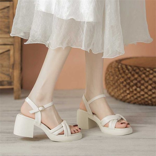 Stilvolle dicke SOLED Fairy Style Sandalen Flip Flops für Frauen Sommer High-End-Schwammkuchen mit weicher Sohle erhöhte Linie Gurt Gurt Damen Schuhe Sandles Heels 240228