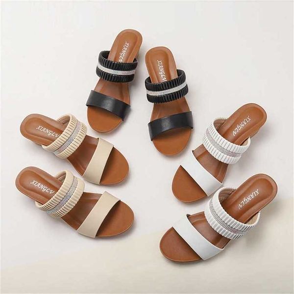 Heiße Sommersandal -Frauen -Strass -Neigung Absatz Sandalen vielseitig ein Linie Gurt Frauenschuhe Flip Flop lässige Sandles Heels 240228