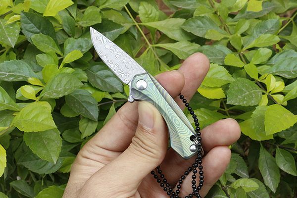 Nuovo di alta qualità VG10 acciaio di Damasco Mini piccolo coltello pieghevole Flipper Coltelli a catena Necklack EDC verde TC4 manico in lega di titanio