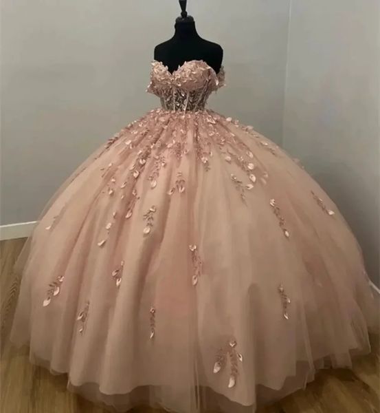 Nuovo design rosa 2024 abito da principessa Quinceanera con spalle scoperte scintillanti fiori 3D appliques perline abito da ballo dolce 16 abiti da ballo