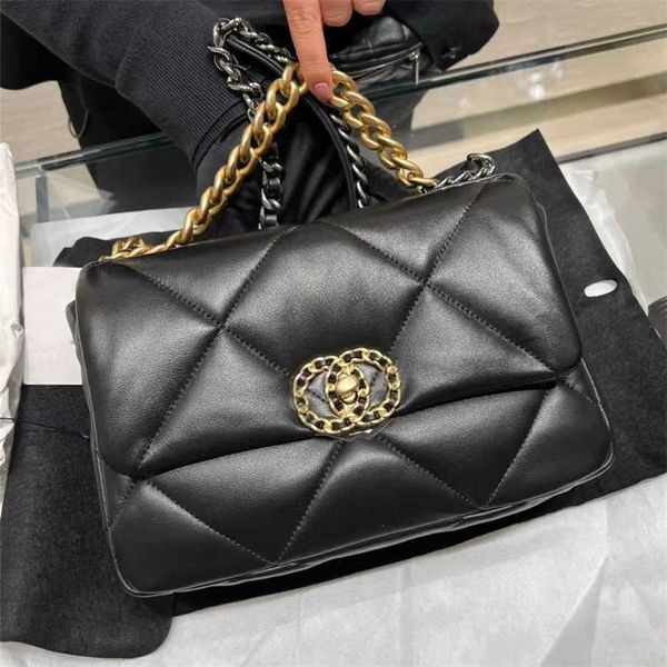 Outlet di fabbrica al 70% sulla borsa da donna portatile a croce diagonale singola con catena a griglia di diamanti e patta in pelle di pecora di fascia alta in vendita