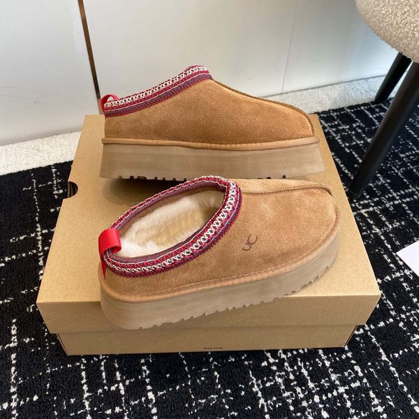 Mit Box Designer-Stiefel, Tartz-Hausschuhe, Tazz-Hausschuhe, Tasman-Pelz-Slipper, klassische Mustard Seed-Ultra-Mini-Plateaustiefel, Slip-on-Les Petites-Schuhe aus Wildleder und Wollmischung