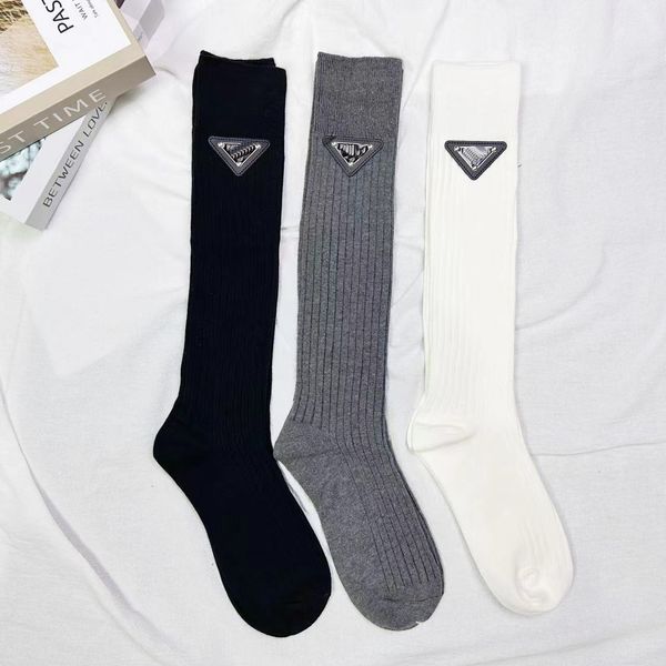 Socken Designer Luxusbrief Triangle Mode Eisen Standard Herbst und Winter reines Baumwoll High -Rohr -Socken 4 Paare 2024 Unkraut Elite Markeed