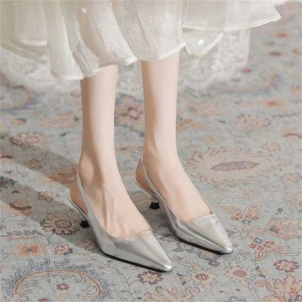 Sandali bassi caldi donne in pelle estiva in pelle leggera scarpe single sola flip di tallone argento per donne 240228