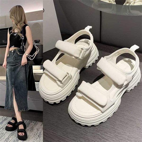 Stilvolle dicke Soled Solary Gewicht Casual Flip Flop Sandalen für Frauen Sommer Sandalen Frauen Schwamm Kuchen Sportstudenten Sandles Heels 240228