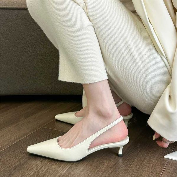 Schicke Damen-Stiletto-Sandale, schöne französische Sandalen, weiße, spitze Rückseite, Luftsandalen, Flip-Flops für Frühling und Sommer, flacher Mund, dünner mittlerer Absatz, Baotou-Schuhe 240228