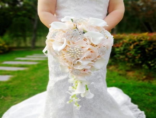 Wasserfall Rosa Hochzeitsblumen Weiße Calla-Lilien Brautsträuße De Mariage Künstliche Perlen Kristall Brautstrauß Party Dekorat6996365