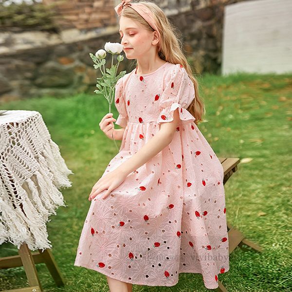Große Mädchen Erdbeerstickerei Kleider alte Kinder Spitze hohl Falbala Kurzarmkleid Sommer Teenager rosa Prinzessin Kleidung Z7001