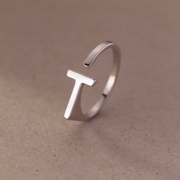 Anello minimalista lucido a forma di T di vendita calda, design di nicchia con apertura alla moda e personalizzato, versatile anello di gioielli alla moda in stile Instagram