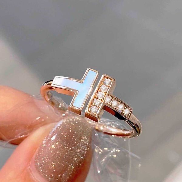 Offener Doppel-T-Ring aus weißer Fritillaria für Damen, 18 Karat Roségold, lichtecht, einzigartiges Design mit Diamanteinbettung, modischer und hochwertiger Ring