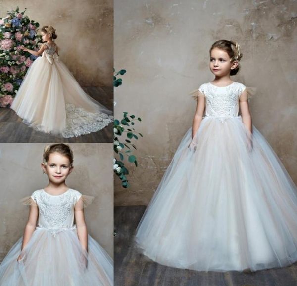 Pentelei 2019 Neue Blumenmädchenkleider für Hochzeiten, Flügelärmel, Spitze, appliziert, für kleine Babys, günstiges Landkommunionkleid 2429860