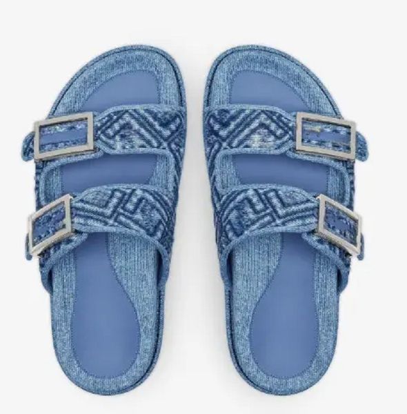 ss24 Slides jeans azuis Fashion Feel Slides planos de banda dupla com fivelas decorativas Baguette chenille jeans azul com aparência desgastada Ferragens em metal com acabamento dourado Tamanho 35-45 Sapatos masculinos