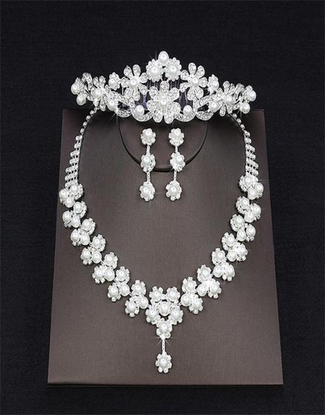 Perle economiche Goccia Strass Set di gioielli da sposa Collana Corona Diademi Corona Orecchini Copricapo Perline Tre pezzi Festa da sposa Ac1413643