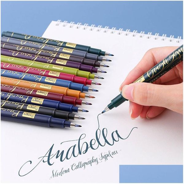 Marcatori Pennarelli all'ingrosso 12 Colorset Scrivi pennello Penna calligrafia Pennarelli Set Ding Pittura Acquerello Arte 230807 Consegna a goccia di Dhd9H