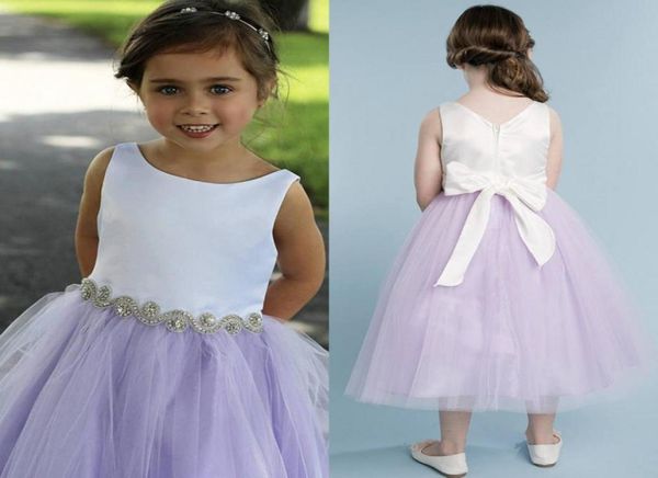 Abiti da ragazza di fiore bianco lavanda 2018 Scollo rotondo in tulle di raso Lunghezza tè Bambini Compleanno Abiti da festa di nozze con cristallo Sa5521195