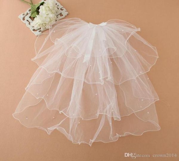 Dreischichtiger weißer Festzugschleier für kleine Mädchen, Blumenmädchenschleier für Hochzeiten, niedliche Perlenprinzessin mit Schleife für den Abschlussball4596477