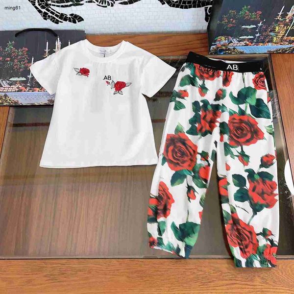 Marken-Trainingsanzüge für Mädchen, Baby, zweiteiliges Set, Kinder-Designerkleidung, Größe 90–150 cm, T-Shirt mit roten Blumen und grünen Blättern und karierte Hosen, 24. März