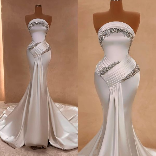 Abito da sposa semplice senza spalline Sirena di cristallo di perle Abiti da sposa Abiti da sposa in raso con perline senza maniche Taglie forti su misura