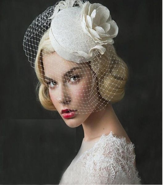 2019 Cappelli Sinamany Fascinator bianchi vintage squisiti per la chiesa nuziale da sposa con fiori in pizzo nettoStile EoupeanKentucky Derb3031990