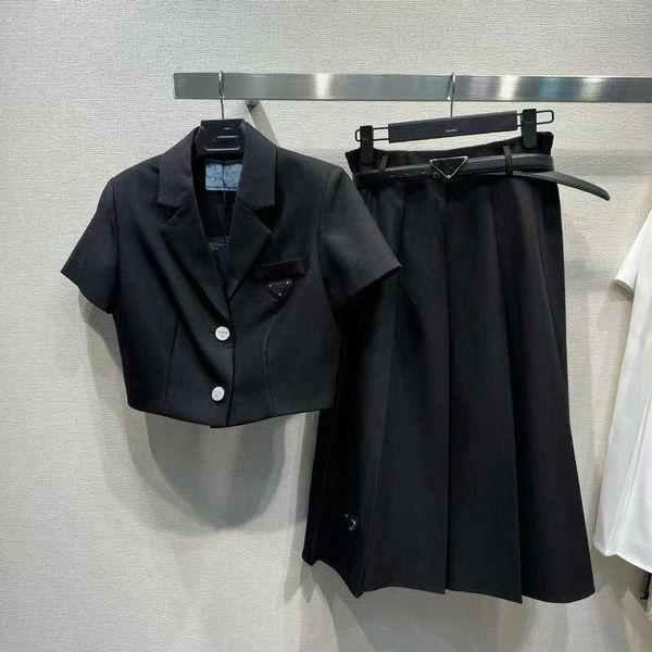 Zweiteiliges Kleid, Designer-Kurzmantel im neuen Anzugstil mit hohem Taillen-Halbrock und langem Halbrock, individueller Hardware-Knopfverteilungsgürtel in Schwarz und Weiß, zwei Farben