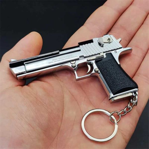 Pistola giocattoli 1/3 modello in metallo di alta qualità Desert Eagle portachiavi pistola giocattolo in miniatura collezione di armi da arresto pendente giocattolo per regalo 240307