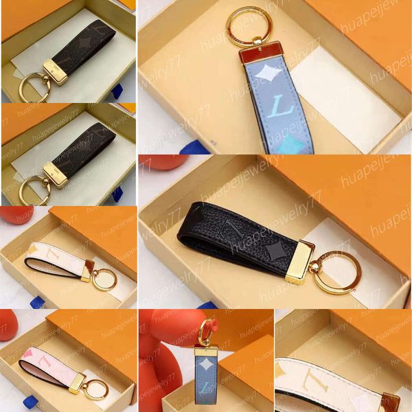 20 Styles Yüksek Kaliteli Anahtarlık Klasik Zarif Tasarımcı Araba Keyasyon Çinko Alaşım Mektubu Deri Unisex Lanyard Gold Siyah Metal Anahtar Kekaları Kutu