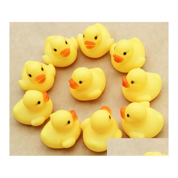 Bebek oyuncak 4000pcs/lot bebek banyo su oyuncak sesleri mini sarı kauçuk ördekler çocuklar banyo çocuklar yüzüyor damla dağıtım oyuncak hediyeleri lea dhugr