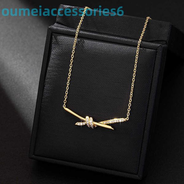 2024 Designer Luxusmarke Schmuck Anhänger Halsketten Schmetterlingsknoten Gold Accessoires für Damen Nische Einzigartiges Temperament und Schlüsselbeinkette Stimmung