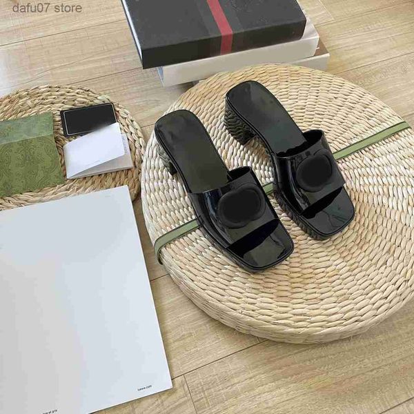 Chinelos moda mulheres grossas sandálias de geléia de borracha salto alto verão beac carta doce cor 35-42H240308