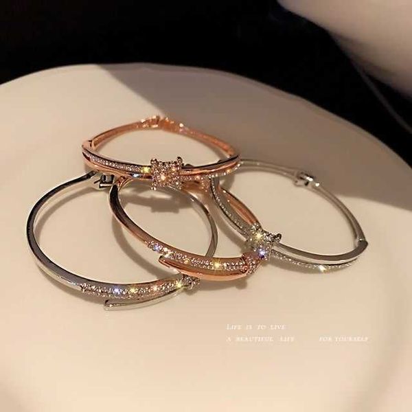 Bracciale in oro Braccialetti per unghie firmati per donne e uomini Stile minimalista e cool con braccialetto di apertura intarsiato di diamanti per un senso di design di nicchia Il nuovo logo mod 2024