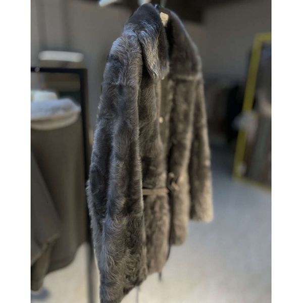 Casaco de lã de pneu confortável com lapela leve de alta qualidade, coleção de cintura de comprimento médio casaco feminino integrado de pele de carneiro 602288